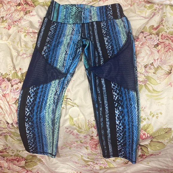 ⭐️HOST PICK⭐️ X BY GOTTEX
Mesh Insert Capri Sport Leggings - Picture 6 of 8